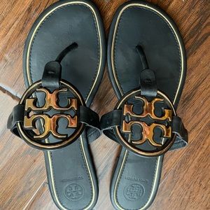 MILLER METAL-LOGO SANDAL
Black size: 8 1/2